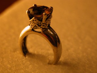 טבעת כסף יפיפיה משובצת אבן בורדו.