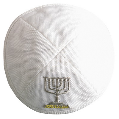 כיפה פשתן 17 ס"מ לבן עם ריקמה מנורה