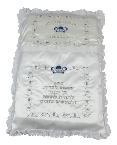 כרית מהודרת לברית,61876, "כתר-"זה הקטן גדול יהיה - בסימן טוב בן בא לנו", 75X53 ס"מ