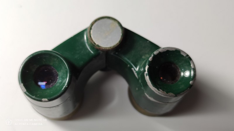 משקפת תיאטרון ישנה ירוקה