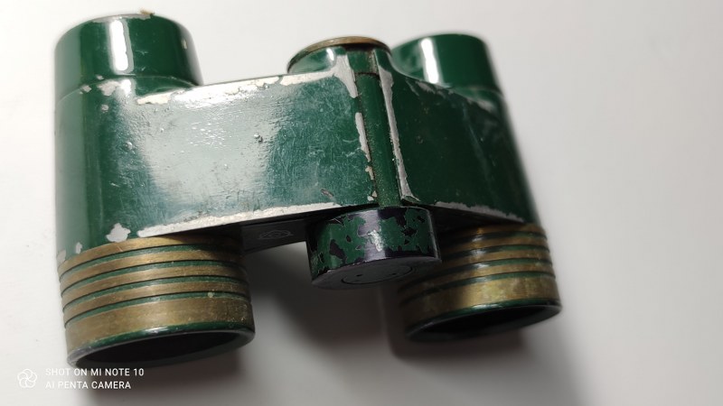 משקפת תיאטרון ישנה ירוקה