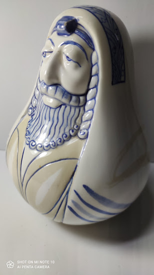פסל פורצלן עתיק בדמות יהודי עטוף טלית