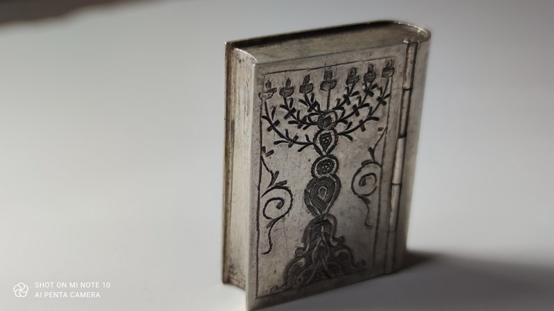 קופסת טבק בצורת ספר