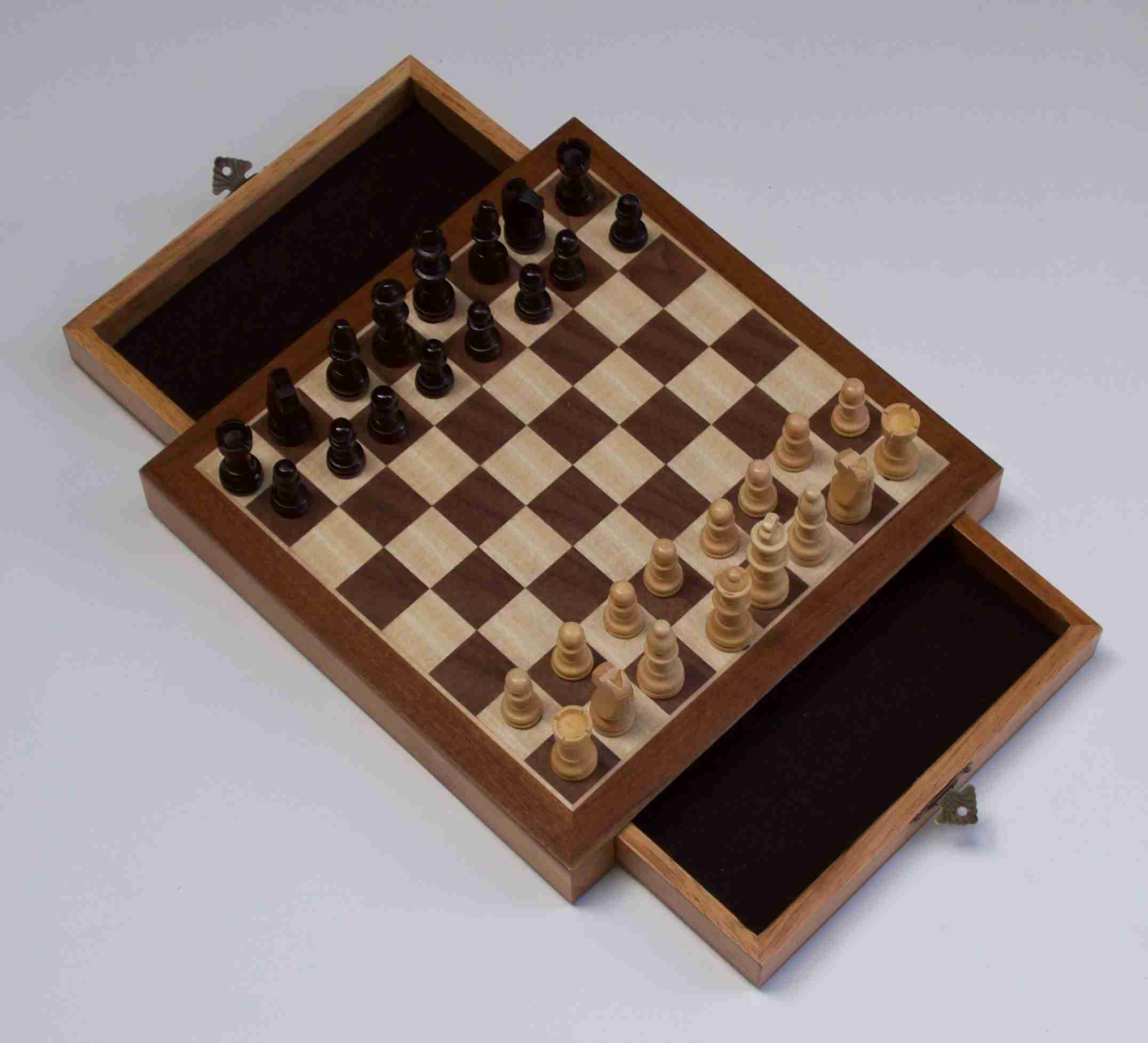 שחמט מרובע מגנטי עם מגירות