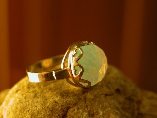 טבעת כסף משולבת אבן ירוקה.