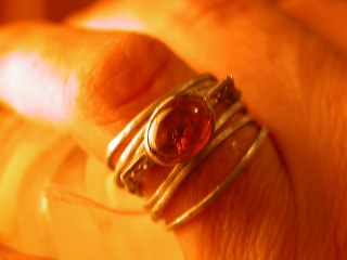 טבעת כסף משובצת אבן רובי אמיתית עבודת יד.