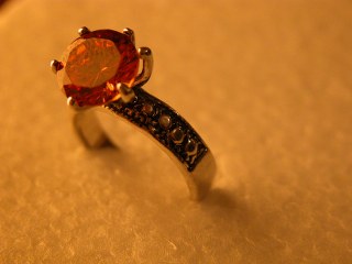 טבעת כסף יפיפיה משובצת אבן אדומה.