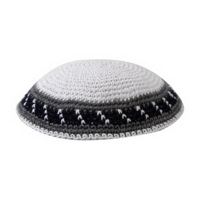 * כיפה סרוגה 16 ס"מ לבן מסביב עיטור שחור אפור כהה