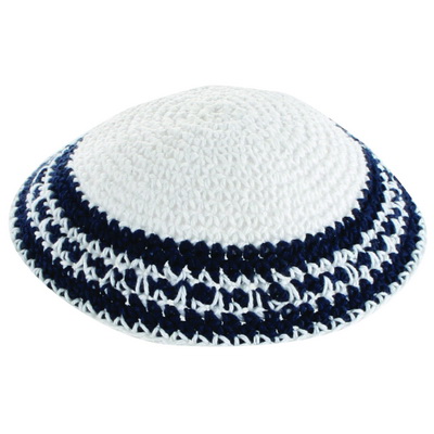 * כיפה סרוגה 14 ס"מ לבן מסביב עיטור אפור כהה כחול כהה