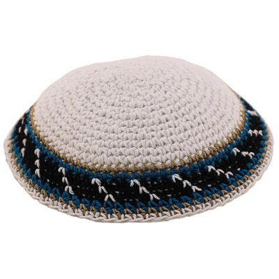 * כיפה סרוגה 18 ס"מ לבן מסביב עיטור אפור כהה כחול ירוק זית