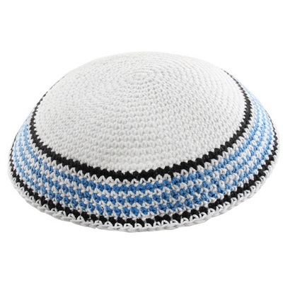 * כיפה סרוגה 20 ס"מ לבן מסביב עיטור כחול כהה ושחו