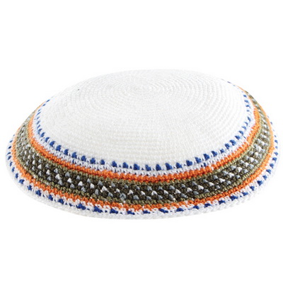 * כיפה ד.מ.צ 17 ס"מ רקע אוף וויט עיטורים צבעוניים