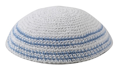 * כיפה סרוגה 17 ס"מ לבן מסביב פסים תכלת