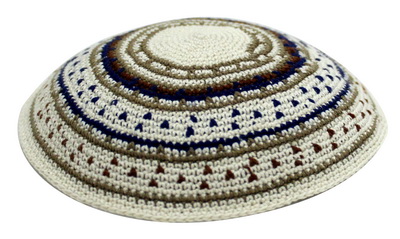 כיפה ד.מ.צ. 18 ס"מ חום בהיר קישוטים בכחול ו