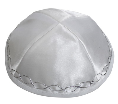 כיפה סטן לבן "עיטורים" 19 ס"מ